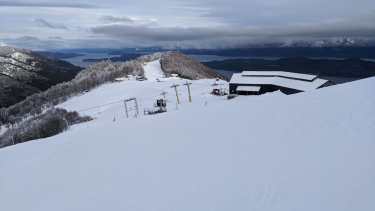El cerro de Villa La Angostura está cubierto de blanco. Foto: Gentileza Cerro Bayo