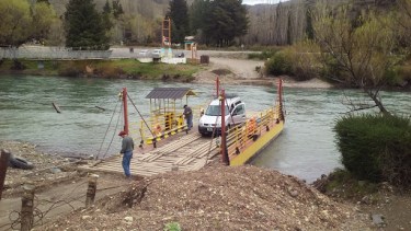 Los camiones de YPF no pueden acceder a Villa Llanquín, a través de la balsa La Maroma. Y los caminos alternativos están intransitables. Foto: archivo
