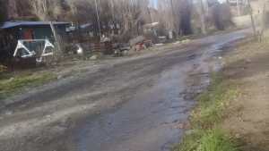 La rotura de un caño de cloaca afectó al barrio Barda Este en Bariloche