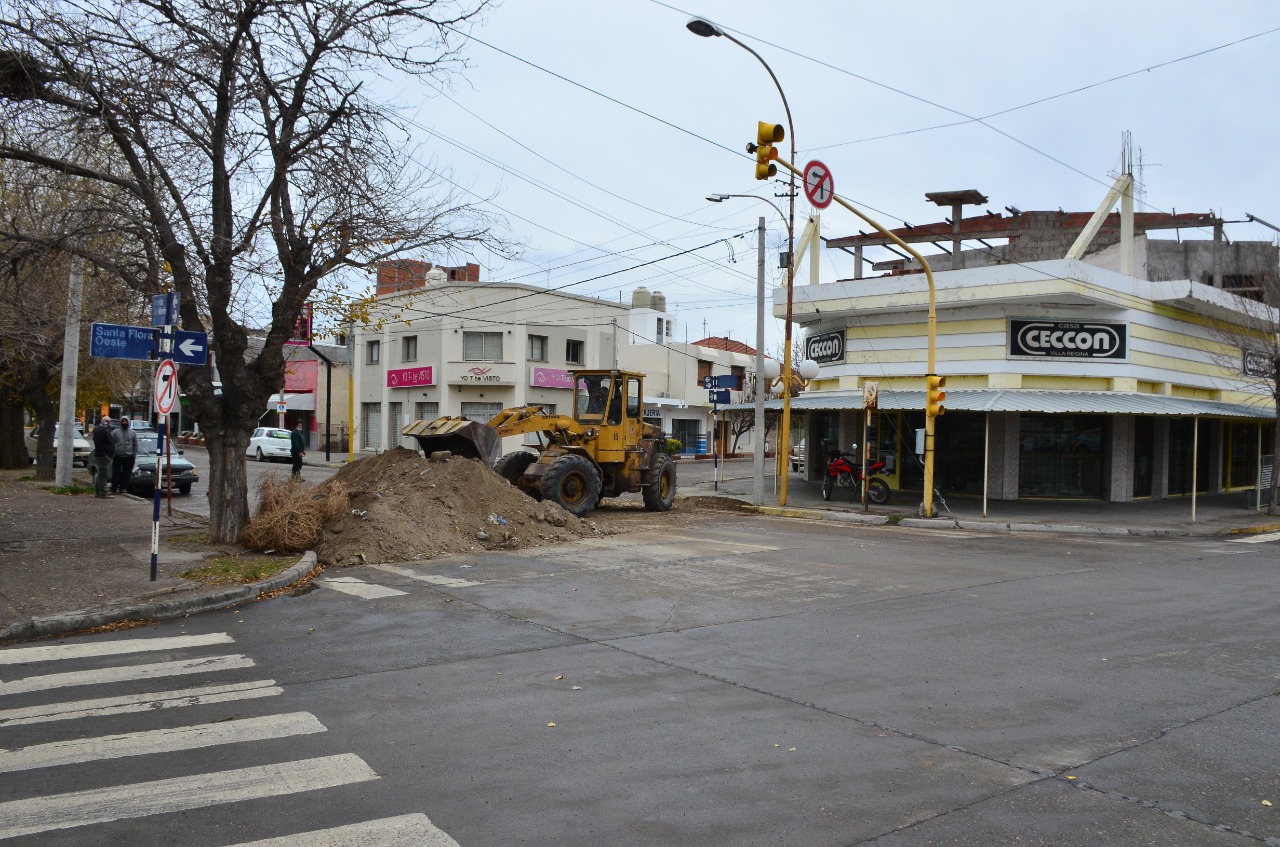 El municipio levantó los montículos de tierra con el que bloqueaba circulación en algunas calles de acceso a Regina. (Foto Néstor Salas)