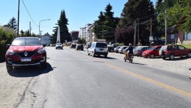 La avenida Bustillo comienza en el Monolito y los primeros 8 kilómetros son los más transitados. Ahora sumará un tercer carril. Archivo