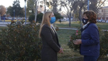 Soria y Carreras, charlaron frente a la plaza y cruzaron opiniones sobre la situación sanitaria. (fotos Juan Thomes-César Izza)