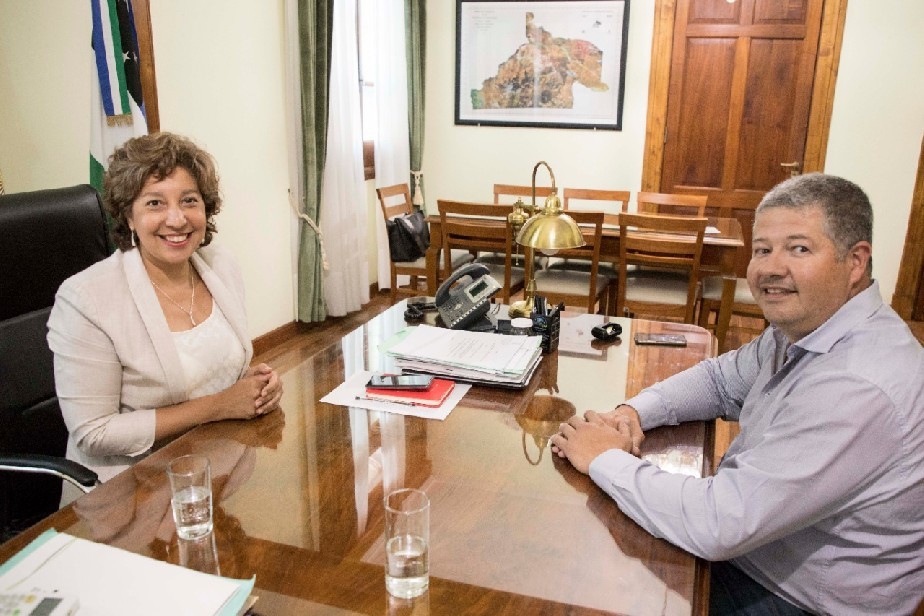 La gobernadora Carreras y el ministro Vaisberg, con "alivio financiero" por la deuda.