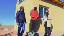 Imagen de Entregaron viviendas sociales a tres familias de Plaza Huincul