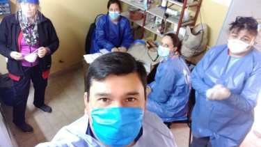 Un equipo de salud del hospital local salió a recorrer esta tarde el barrio Puente Cero. (foto: gentileza)