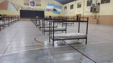 En las instalaciones municipales ya se habían armado camas cuchetas. (foto: gentileza)
