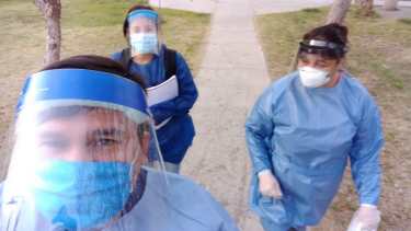 El personal médico salió casa por casa a detectar casos estrechos del pastor quien no habría respetado la cuarentena. (foto: gentileza)