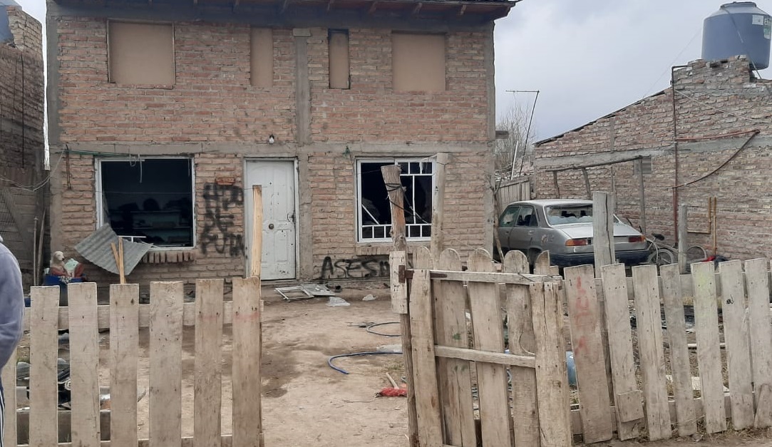 La casa de la madre del sospechoso fue destrozada ayer por un grupo de personas que buscaba vengar la muerte de González. (foto: gentileza)