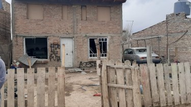 La casa de la madre del sospechoso fue destrozada ayer por un grupo de personas que buscaba vengar la muerte de González. (foto: gentileza)