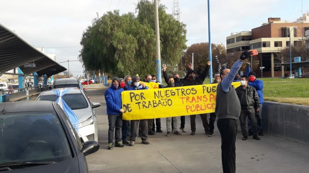 Los trabajadores de 18 de Mayo salieron a protestar por las calles de Roca. 