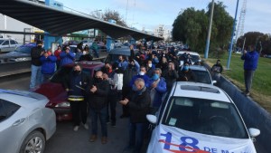 Choferes de la 18 de Mayo y policías retirados protestaron esta mañana en Roca