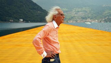 Christo en uno de sus grandes proyectos: “Los muelles flotantes” que unieron  la ciudad italiana de Sulzano  con dos islas que con las que se conecta mediante un ferry.