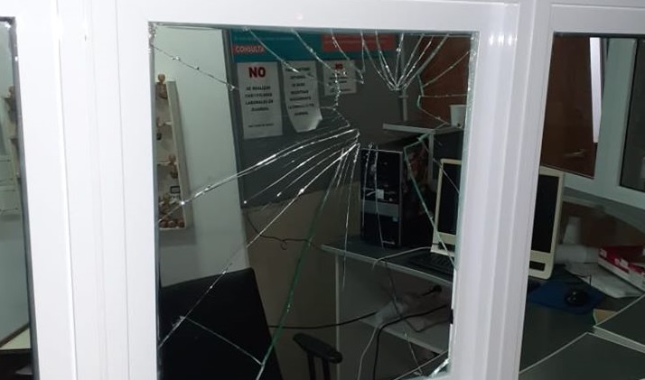 Los incidentes ocurrieron anoche en la recepción del centro médico. (foto: gentileza programa Ahí Vamos-FM La Súper)