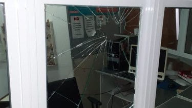 Los incidentes ocurrieron anoche en la recepción del centro médico. (foto: gentileza programa Ahí Vamos-FM La Súper)