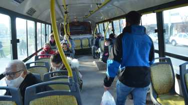 Con el 90 % de la reactivación de todas las actividades, las paradas volvieron a llenarse de gente. Foto: Yamil Regules