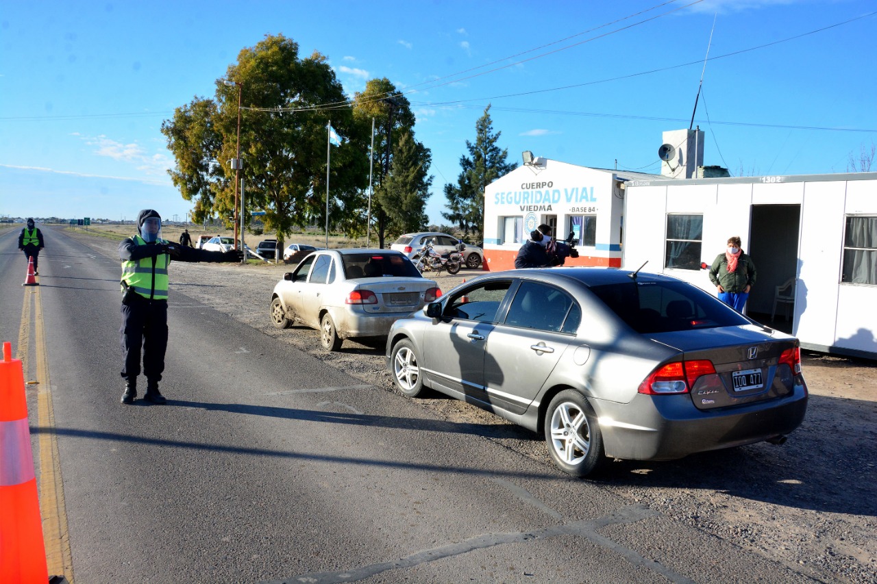Personal policial, del área de Salud y del municipio realizan los controles en los accesos. Foto: Marcelo Ochoa.