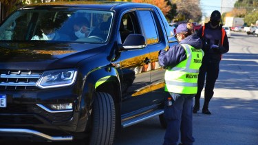 Personal policial y municipal estará ubicado en los ingresos a Regina para restringir el acceso a la ciudad. (Foto Néstor Salas)