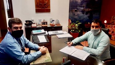 El intendente Carlos Koopmann firmó un convenio de colaboración con el jefe de Policía, Julio Peralta, para fortalecer los controles. Municipalidad de Zapala
