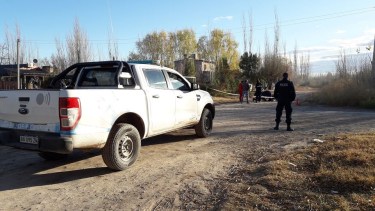 Tras el crimen, se realizaron varias pericias en el barrio. Horas después el detenido se entregó a la policía. (foto: Gentileza Somos El Valle)