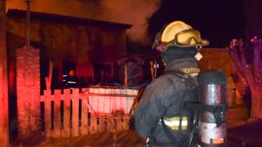 Esta madrugada se declaró el incendio en barrio Chacra Monte. Participó bomberos y personal de la policía. (foto: gentileza bomberos)