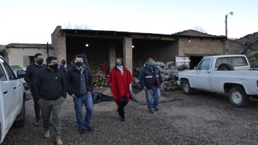 En Comallo, con el intendente Raúl Hermosilla y la legisladora Graciela Vivanco, Deco evalúo la  marcha de los programas asistenciales. (Foto: gentileza)