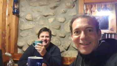 Mañana informal del gobernador Omar Gutiérrez y del intendente Mariano Gaido antes de salir hacia la residencia El Messidor 