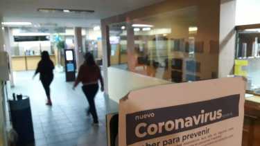 Por una muerte por coronavirus desinfectaron el municipio y hay dos trabajadores aislados