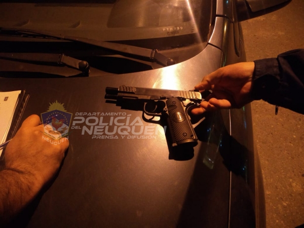 Dos hombres discutían con un arma en la mano, en plena calle en Neuquén, cuando fueron detenidos por la Policía. (Foto: Gentileza).