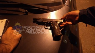 Dos hombres discutían con un arma en la mano, en plena calle en Neuquén, cuando fueron detenidos por la Policía. (Foto: Gentileza).