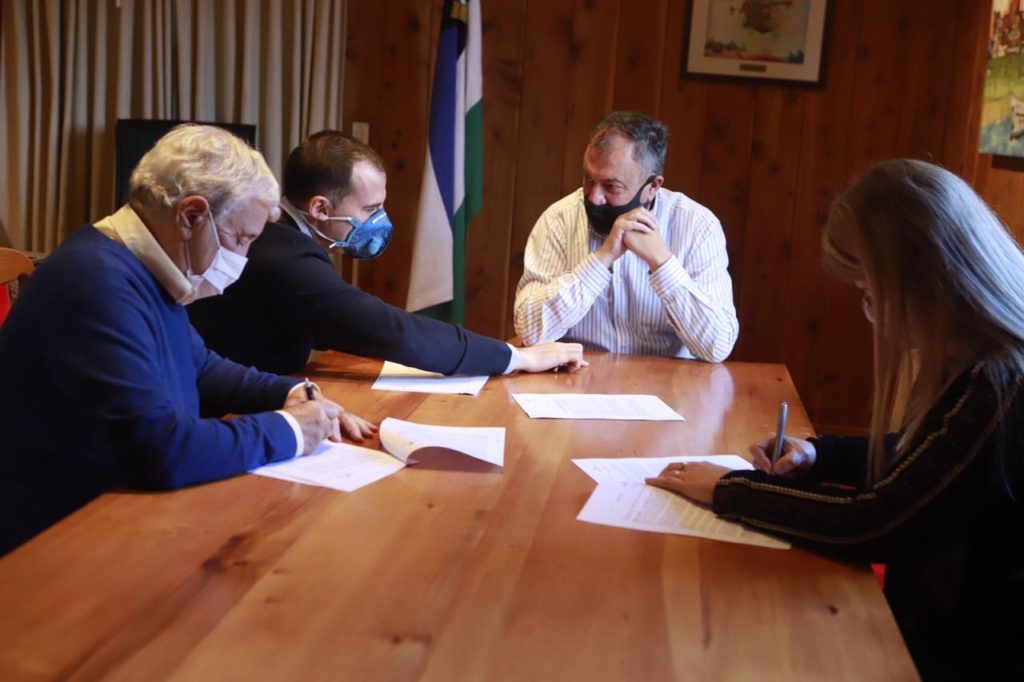 El intendente Gennuso firmó en junio el contrato de prórroga de concesión del cerro Catedral con una empresa del grupo Vía Bariloche. Gentileza municipalidad
