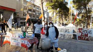 Realizaron los trabajadores una chocolatada en el monumento visibilizando su reclamo   Foto: gentileza 