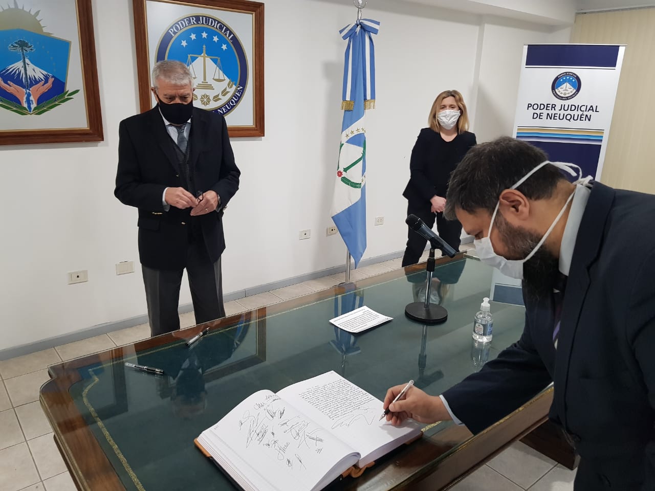 Juan Guaita firma el acta ante Massei y Gennari, esta mañana en el TSJ. (Gentileza)
