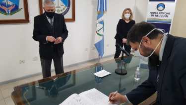Juan Guaita firma el acta ante Massei y Gennari, esta mañana en el TSJ. (Gentileza)
