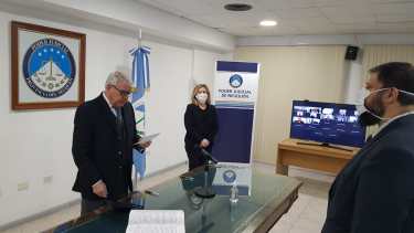 Juan Guaita, frente a Massei y Gennari, al jurar como Director de la Oficina Judicial Penal de Neuquén. (Gentileza)