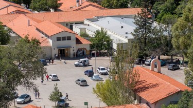 Los  trabajadores calculan que los delincuentes ingresaron el lunes por la mañana y se llevaron las antenas de los techos. (foto: gentileza)