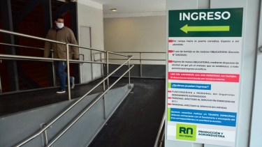 En el edificio del Idevi se habilitó un solo ingreso (Foto: Marcelo Ochoa)