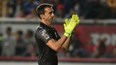 El arquero se va a atajar a la tercera división de España con un contrato por dos años.