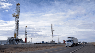 La baja actividad de la Cuenca Neuquina tiene a los equipos de perforación acumulados en el Parque Industrial de Neuquén. (Foto: Florencia Salto)