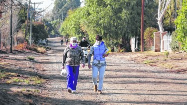 La vida de quienes afrontan la pandemia cerca del río en Roca