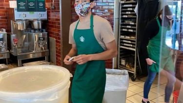 Lenin Gutiérrez, el empleado de Starbucks que se viralizó tras su actitud en el trabajo.