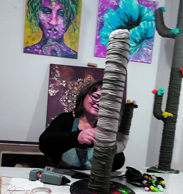 María Kleba, en su taller de arte, realiza, además, pinturas y artesanías artísticas decorativas en papel maché y reciclados.