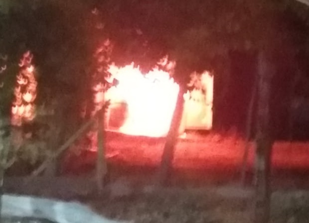 Vecinos del barrio Villa Obrera de Centenario incendiaron un trailer ubicado en el predio del matadero municipal. (Foto: Gentileza Centenario Digitall).