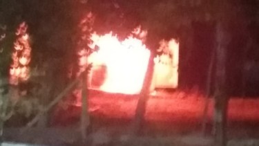 Vecinos del barrio Villa Obrera de Centenario incendiaron un trailer ubicado en el predio del matadero municipal. (Foto: Gentileza Centenario Digitall).