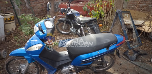 Durante un allanamiento en Neuquén la policía secuestró dos motocicletas robadas. El hombre sospechado de haberlas robado huyó por los techos de las viviendas.