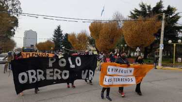 Por la entrega de loteos sociales y contra la precarización laboral, agrupaciones se movilizaron en Regina. (Foto Néstor Salas)