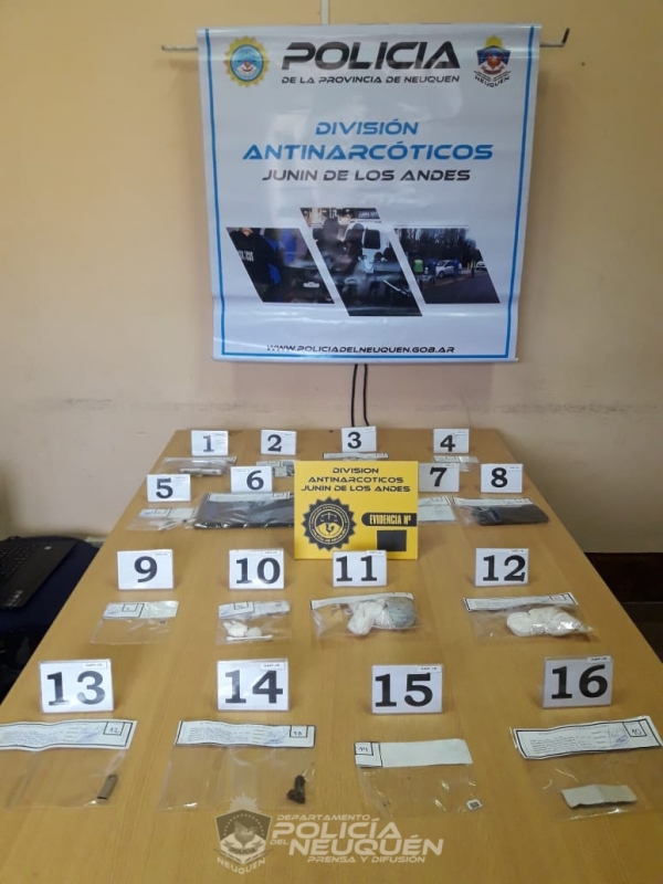 Ayer en un allanamiento la Policía de Neuquén secuestró varias dosis de cocaína y cigarrillos de marihuana en San Martín de los Andes. (Foto: Gentileza).
