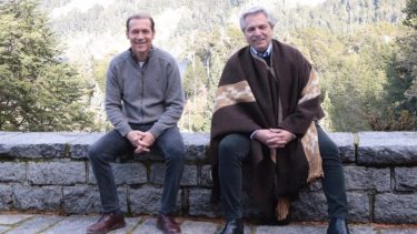 En el 2020, Alberto Fernández visitó la cordillera de Neuquén, pero fue a Villa La Angostura. (foto archivo twitter Omar Gutiérrez)