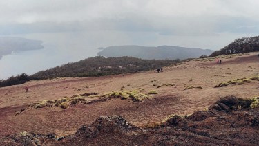Rumbo a la cumbre del cerro Dormilón. Brazo Rincón, Villa La Angostura. Foto: Campa Club