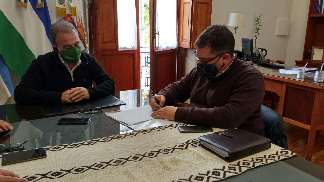 El intendente Pedro Pesatti firmó el convenio con el IPAP. Foto Gentileza.