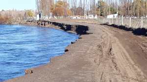 Clausuraron una calle de Plottier por la crecida del río Limay